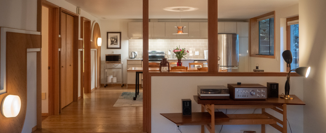 Mercer-Island-AirBnB-70s-stereo-1100x450.png