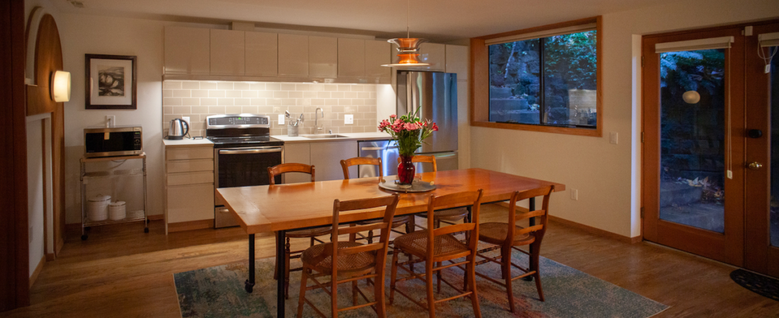 Mercer-Island-AirBnB-Dining-Kitchen-1100x450.png